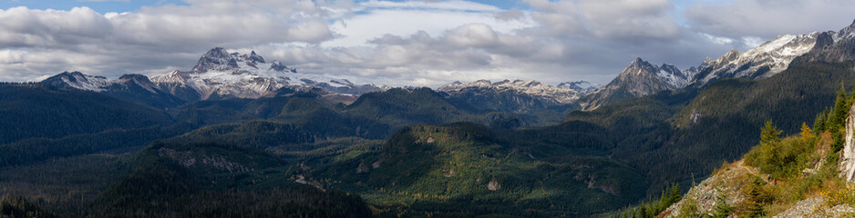Fototapeta premium Beautiful Panoramic View of Canadian Mountain Landscape during a colorful and vibrant evening in Fall Season. Taken on a trail to Watersprite Lake near Squamish, North of Vancouver, BC, Canada.