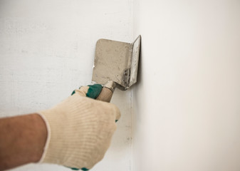 puttying of walls during the repair of a flat