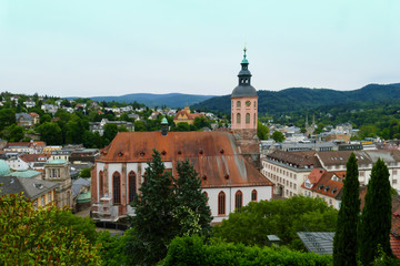 Fototapeta na wymiar Blick über Baden-Baden auf die Stiftskirche am Marktplatz