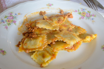 Piatto di ravioli al ragù