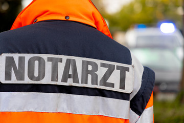 Notarzt vor Einsatz Fahrzeug