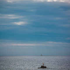 homme seul au milieu de l'oc&eacute;an