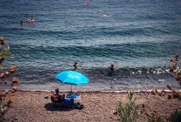 scène de plage à Saint-Raphaël dans le Var en été sur la côte d'azur