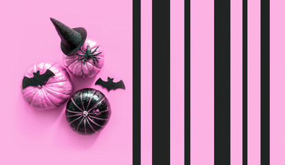 Obraz premium Halloween holiday background with pumpkins, spiders, bats, gifts. Creative festive flat lay.