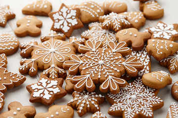 Obraz na płótnie Canvas Christmas gingerbread cookies set on white planks