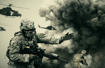 Fototapety  Śmigłowiec wojskowy i siły między ogniem a pyłem na polu bitwy