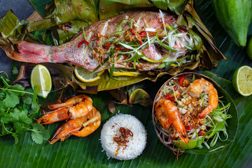 Red snapper baked in banana leaf, papaya salad and rice