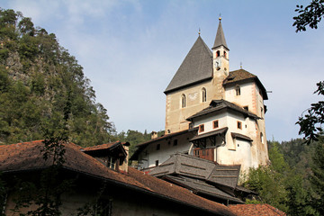 Fototapeta na wymiar il Santuario di San Romedio in Val di Non, Trentino