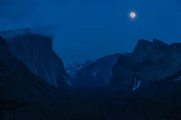 Fotobehang moonrise over yosemite valley © Pictoramix