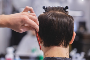 Naklejka premium Man haircut in barbershop