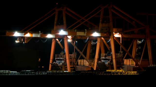 日本の産業　タイムラプス　夜景　製鉄所へ原料を積み下ろしする船
