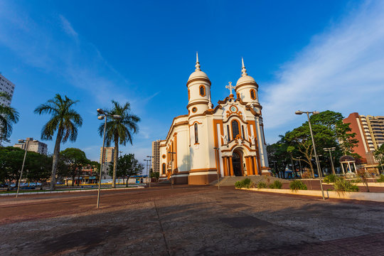 Linda Igreja matriz na cidade de Arapongas, região sul do brasil