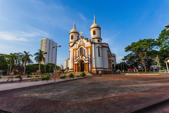 Linda Igreja matriz na cidade de Arapongas, regi&atilde;o sul do brasil