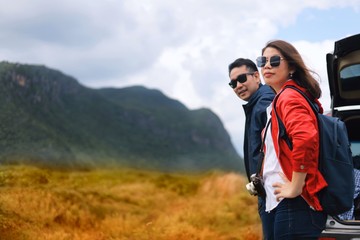 Naklejka premium man and woman hiking in mountains