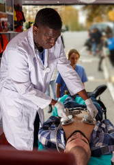 Emergency doctor using defibrillator - obrazy, fototapety, plakaty
