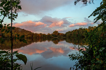 rote Wölkchen spiegeln sich im See 