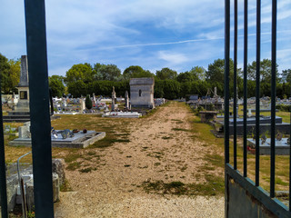 entrée d'un cimetière