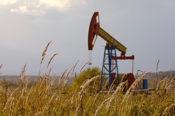 Fototapeta na wymiar The oil pump on a plot of exploration of crude oil 1