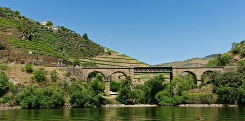 Fototapeta premium Eisenbahnbrücke am Douro, Nähe Pinhao, Portugal