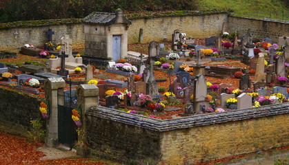 cimetière chrétien fleuri pour la fête des morts. Toussaint dans un cimetières. Tombes fleuries