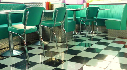 Des chaises et des tables vintage dans un fast-food américain. L'intérieur d'un restaurant américain. Un restaurant rétro.