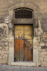 Fototapeta na wymiar old Italian palace door in ruined wood