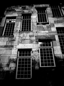 des fen&ecirc;tres sur un b&acirc;timent ancien. Des fen&ecirc;tres en quinconce Des fen&ecirc;tres en diagonale.