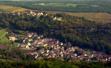 Fototapeta premium saint-romain en Bourgogne en automne. paysage bourguignon . côte-d'or en automne vigne automnal
