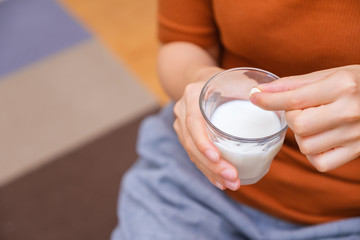 牛乳で薬を飲む女性　NG　ダメ　ダイエット　健康管理　飲み合わせ