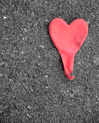 ballon en cœur dégonflé. fin de l'amour
