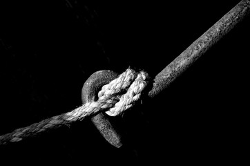 corde nou&eacute;e sur une barre de fer symbole d'union et de force