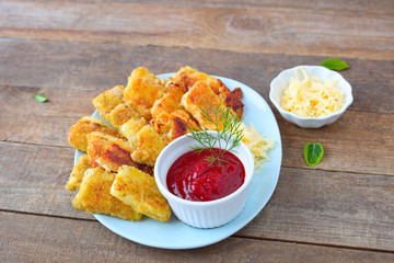 Panierte Zucchini- Stücke und Tomatensoße
