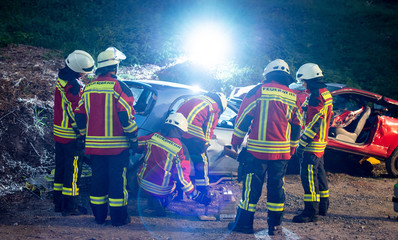 Feuerwehr Hilfeleistungsübung mit Fahrzeugen, absichern, befreien und retten