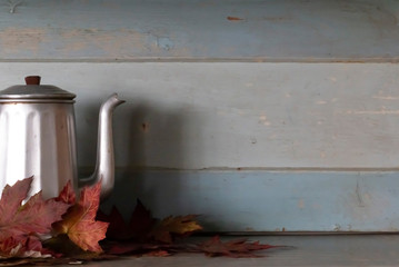 Nature morte cafetièreet feuilles d'automne