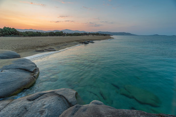 Fototapeta premium La spiaggia di Agia Anna alle prime luci del mattino, isola di Naxos GR 