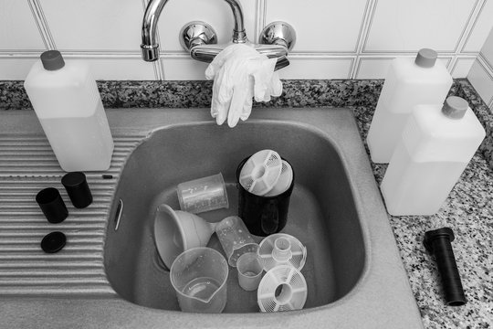 Material para revelado de fotograf&iacute;a de pel&iacute;cula, anal&oacute;gica: qu&iacute;micos, vasos, guantes, espiral y tanque de revelado