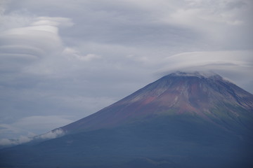 Fototapeta na wymiar 雪なし富士山　傘雲・吊り雲あり