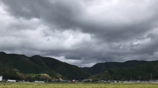 流れる雨雲 田んぼと山 台風通過後 強風 タイムラプス v04_00323(IMG_2478)