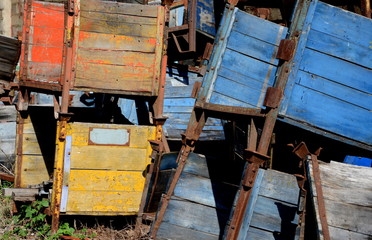 des vieilles caisses en bois de couleurs rouges jaunes et bleues