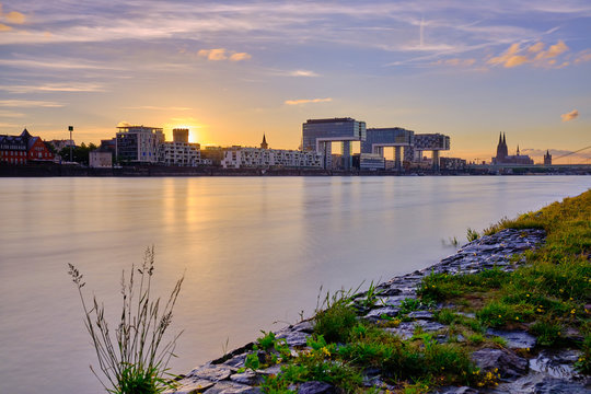 Sonnenuntergang in K&ouml;ln - Blick auf die Kranh&auml;user und den K&ouml;lner Dom bei Sonnenuntergang