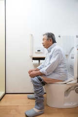 便秘の日本人シニア男性