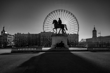 La place Bellecour de Lyon au petit matin, la grande roue et la statue de Louis XIV - obrazy, fototapety, plakaty