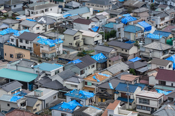 台風被害を受けた瓦屋根の街並み