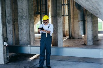 Obraz na płótnie Canvas worker using tablet on construction site
