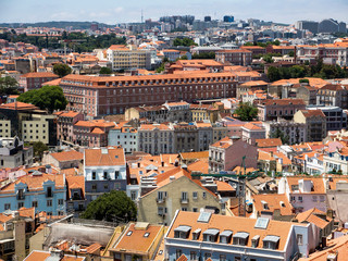 Fototapeta na wymiar Blick vom Miradouro da graça auf die Altstadt von Lissabon, Lissabon, Portugal , Jul 2017