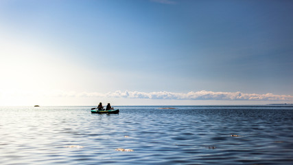 Kayaking on open wide ocean. Ausflug mit Kajak auf offenem Meer.