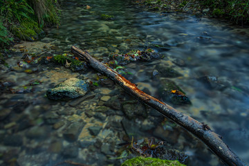 Fluss mit seidigem Wasser