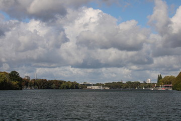 Fototapeta premium Overview of the lake and cityscape under a cloudy sky