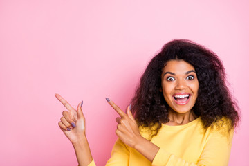 Obraz premium Close up photo of funny shocked african girl promoter enjoy ads recommend black friday pick tips point index finger wear index finger wear yellow sweater isolated over pastel color background