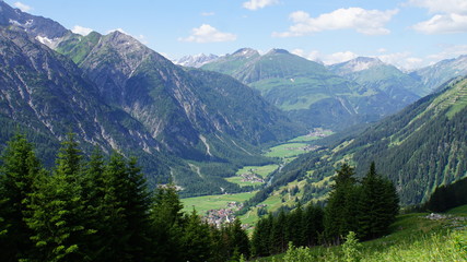 Fototapeta na wymiar Die Lechtaler Alpen und das Lechtal in Tirol, Österreich